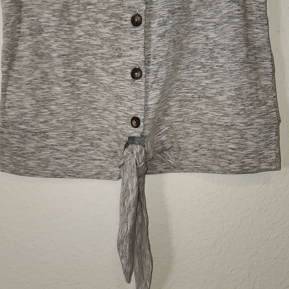 Doe & Rae Gray Front twist with knot & buttons Cropped Top Sz Small NWOT - Picture 2 of 3
